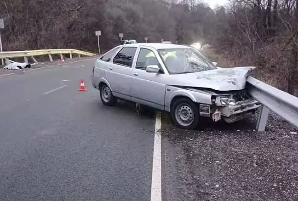 Легковушка врезалась в ограждение на трассе Новороссийск - Керченский пролив. Погибла женщина