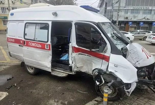 СК выясняет обстоятельства ДТП с машиной скорой помощи в Краснодаре, где пострадали 4 человека 