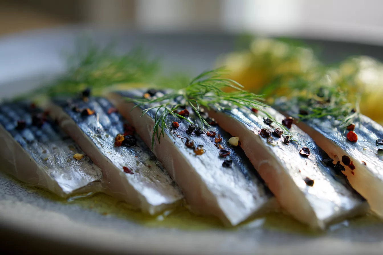 Скумбрия с чесноком: быстрый посол и идеальные ломтики из морозилки