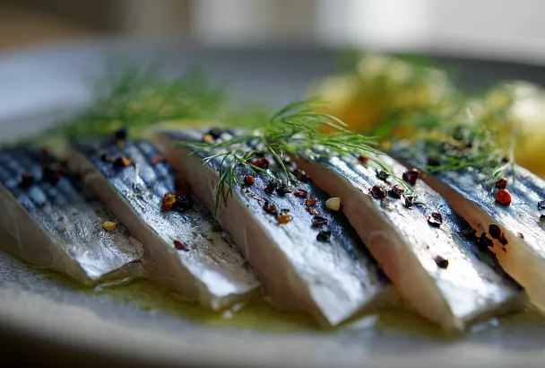 Скумбрия с чесноком: быстрый посол и идеальные ломтики из морозилки