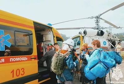 Спасатели на вертолете эвакуировали 56-летнюю туристку из высокогорья под Сочи