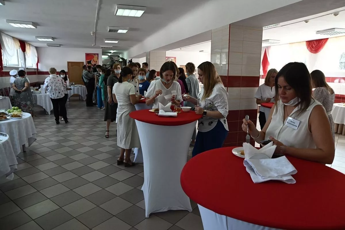 Заместитель главы региона проверила организацию и качество горячего питания для младших классов.