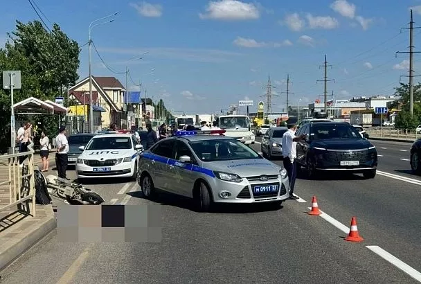 Момент гибели скутериста в Краснодаре попал на видео
