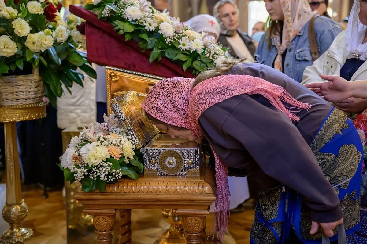 Многие приходят к Матроне с букетами свежих цветов. Многие приходят к Матроне с букетами свежих цветов.