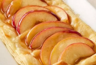 Самые вкусные плюшки за 20 минут. Беру слоеное тесто, делю, кладу яблоки и в духовку