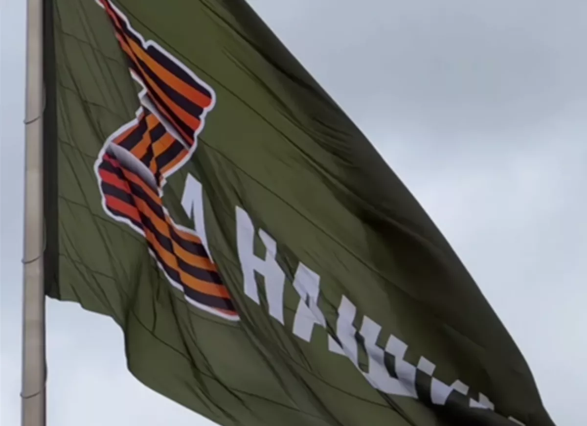 «Zа наших»: флаг в поддержку участников СВО подняли в центре Краснодара