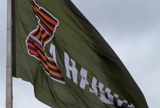 «Zа наших»: большой флаг в поддержку участников СВО подняли в центре Краснодара