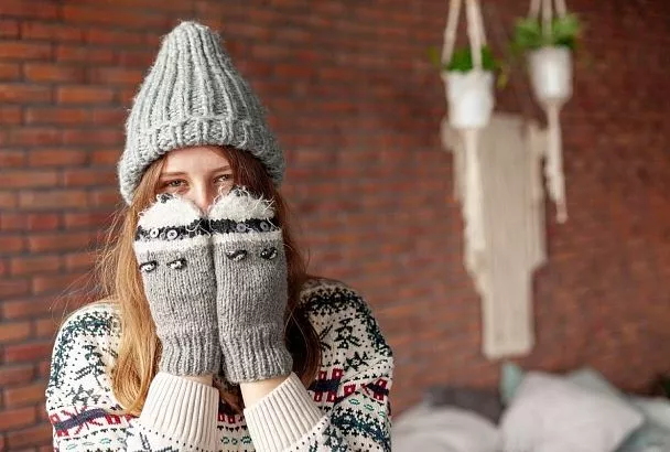 Делайте это с любовью: как правильно стирать перед отправкой на хранение зимние вязаные шапки и шарфы