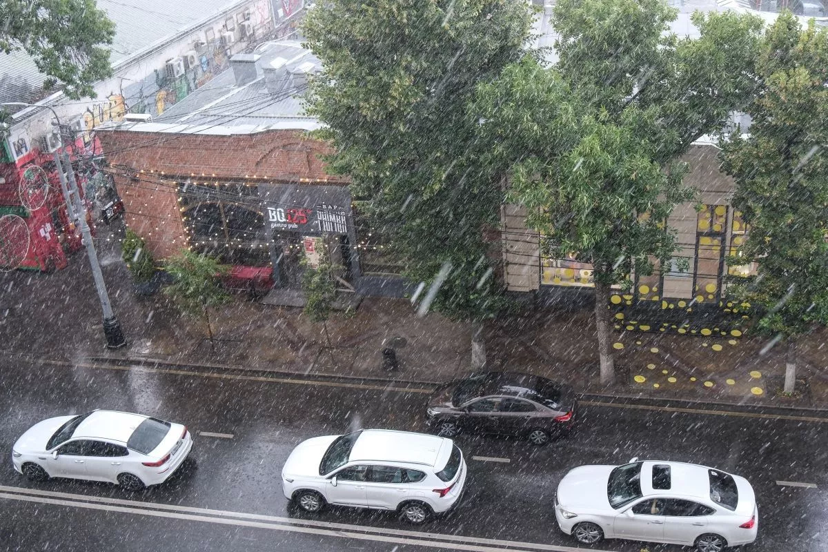 Сильный дождь с грозой и ветром накроет Краснодар