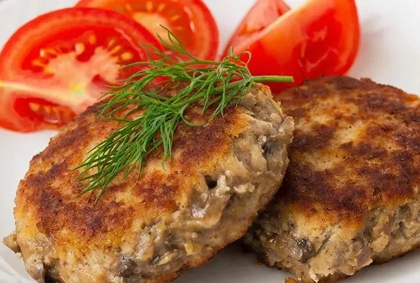 Нужен фарш, грибы и панировочные сухари – вот так готовлю легендарные котлеты из ресторана «Метрополь», которые все хотели попробовать 