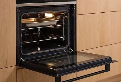 Удалить жир и нагар в духовке очень просто: две ложки этого средства на губку – и ваша духовка блестит, словно её только что купили.