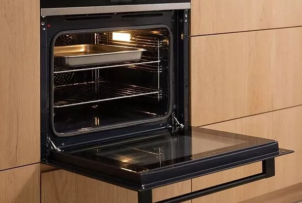 Удалить жир и нагар в духовке очень просто: две ложки этого средства на губку – и ваша духовка блестит, словно её только что купили.