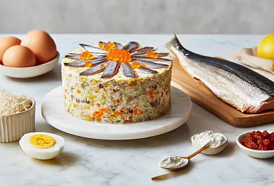 Салат со скумбрией к празднику: много лука, много яиц и слои, которые держат форму