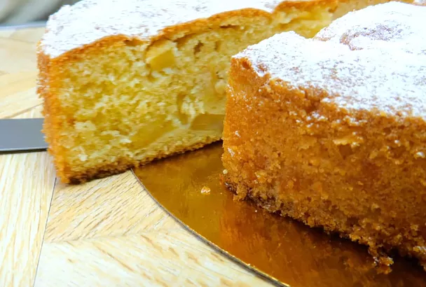 Тесто не оседает: секрет пышной шарлотки с яблоками в духовке — всегда хрустящая корочка