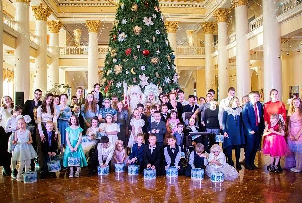 Путешествие в Зазеркалье: в Сочи прошла первая инклюзивная елка