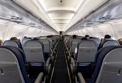 В Греции у самолета Ryanair после взлета разбился иллюминатор: пассажира едва не затянуло наружу