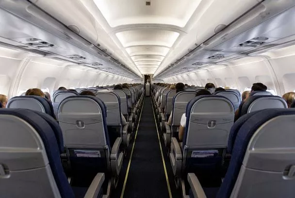 В Греции у самолета Ryanair после взлета разбился иллюминатор: пассажира едва не затянуло наружу