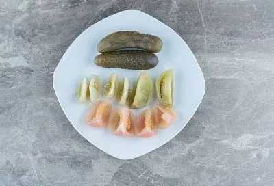 Экономим время и силы: как в одной банке посолить огурцы и зеленые помидоры