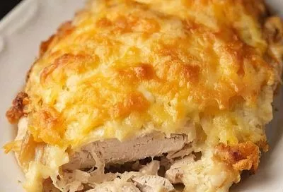 Пирог с курицей без теста: сочное филе, грибы и сырная заливка - начинка, которая тает во рту