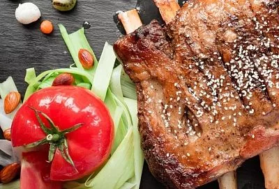 Мясо с кровью и сырая рыба: врач предупредил о скрытых рисках модной гастрономии