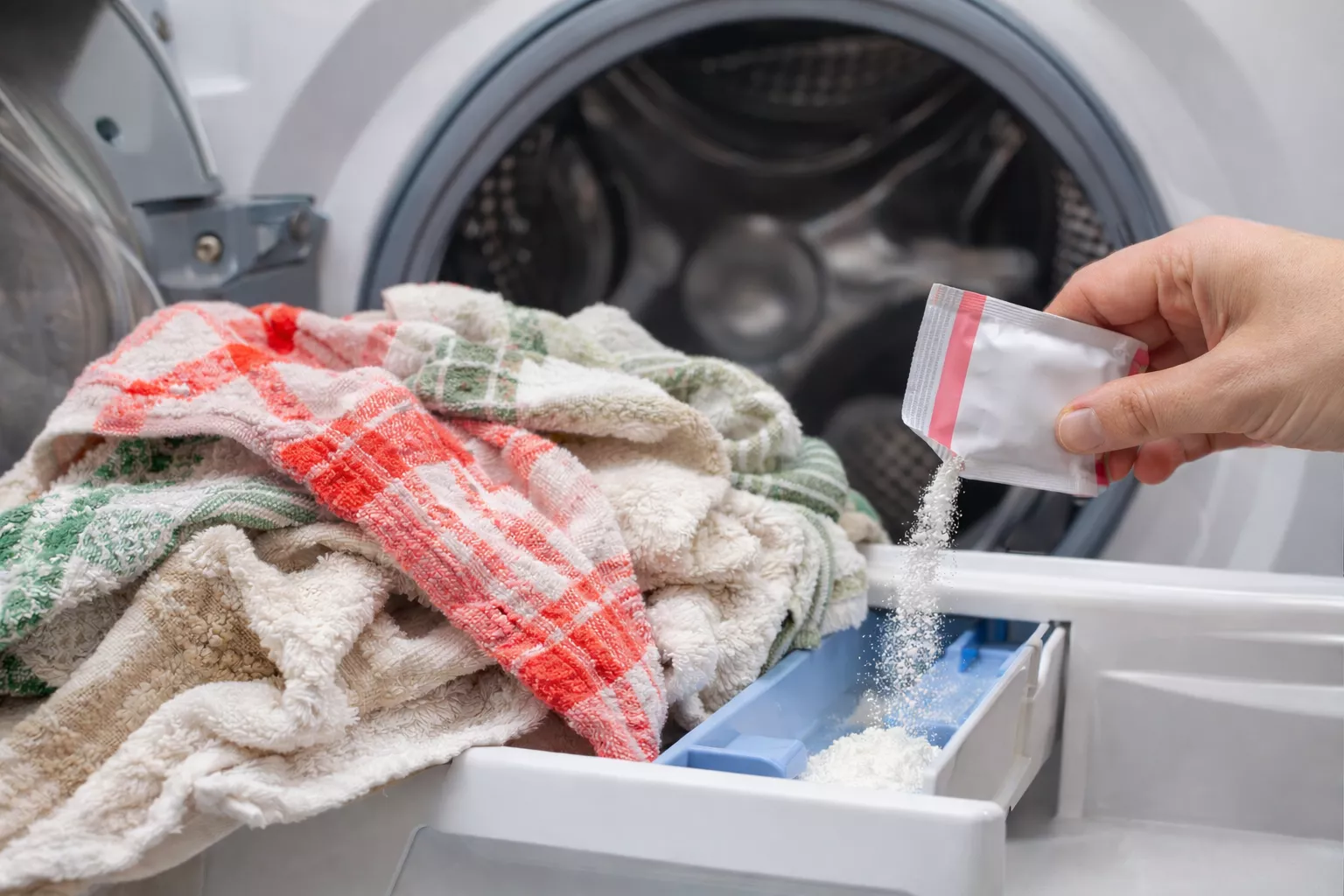 Засаленные полотенца с кухни снова свежие и бархатистые: 1 пакетик в стиралку – без возни и трат