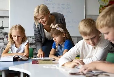 Владимир Путин поручил правительству снизить бумажную нагрузку на педагогов и врачей