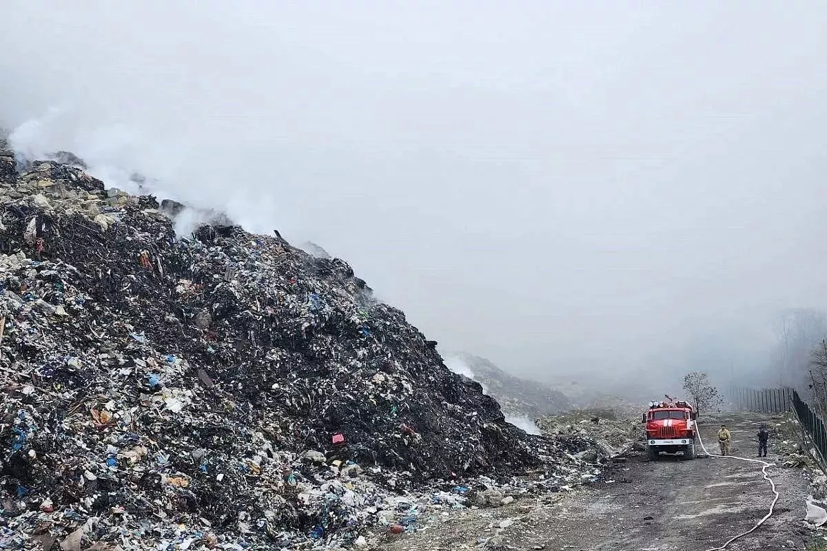 В Новороссийске продолжается тушение пожара на мусорном полигоне