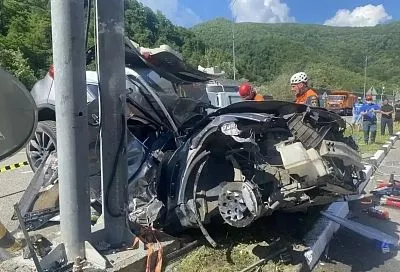 Превысил скорость, врезался в опору. Водитель и пассажир Infiniti погибли в ДТП по дороге на Красную Поляну в Сочи