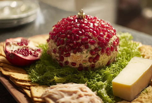 Шеф-повар лепит гигантский «новогодний шар» из сыров и курицы — и украшает его гранатом, как ёлку