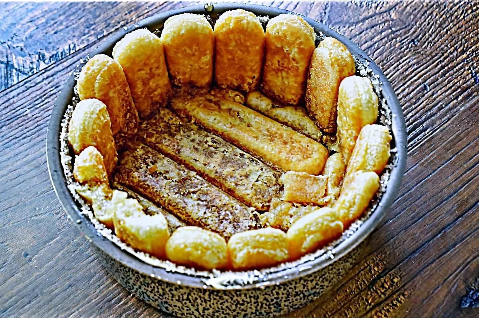 Шарлотка по-русски: тающий мусс и воздушное печенье — десерт, от которого невозможно оторваться