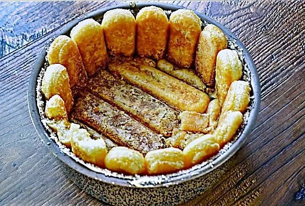 Шарлотка по-русски: тающий мусс и воздушное печенье — десерт, от которого невозможно оторваться
