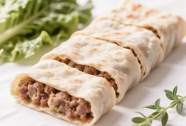 По вкусу – настоящие  чебуреки: беру фарш, вливаю в него томатный сок и сворачиваю в рулет