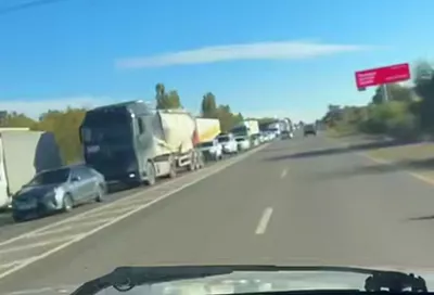 Пробка сковала трассу под Краснодаром: машины стоят между Энемом и Афипским