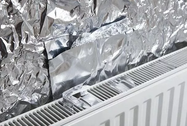 Беру пищевую фольгу и картон — делаю экран для батареи за 15 минут, и стены не «тянут» деньги