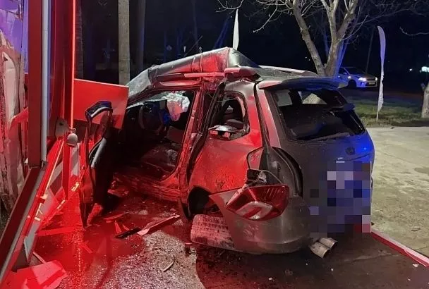Водитель «Лады» разогнался до 225 км/час и врезался в робот-автомойку на Кубани. Два человека погибли