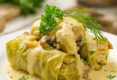 Рождественские голубцы: вкуснее, чем классические. Ароматные грибы, рассыпчатый рис и нежная капуста создают начинку, которая по вкусу не уступает мясной