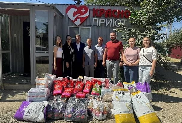 Сторонники «Единой России» передали гуманитарную помощь в приюты для животных в Краснодаре