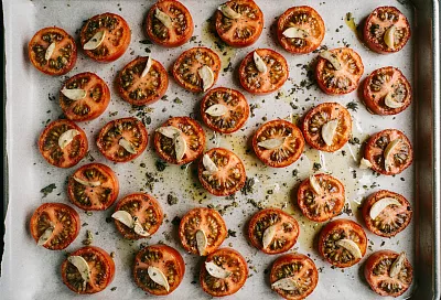 Не бойтесь ошибиться - получится все равно вкусно: простой рецепт домашних вяленых помидоров