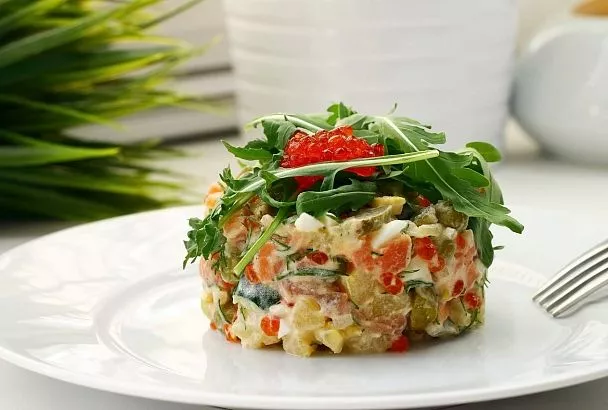 Достаем красивые салатники и готовим «оливье», от которого не пострадает ни одна фигура