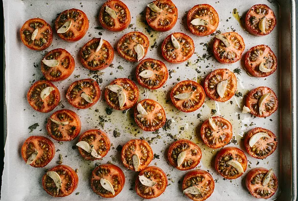 Не бойтесь ошибиться - получится все равно вкусно: простой рецепт домашних вяленых помидоров