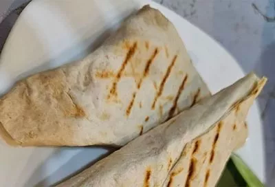 «Завернуть всё в лаваш – и обжарить»: вас покорит этот простой лайфхак с овощным рагу (рецепт внутри)