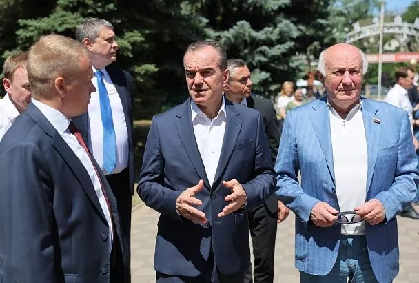 Губернатор Вениамин Кондратьев посетил центральный парк в Ейске