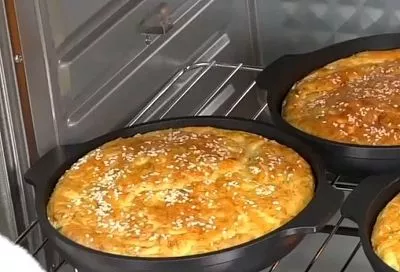 Луковые лепёшки к любому блюду. Тесто такое простое, что к нему руками не прикасаюсь — получается с первого раза