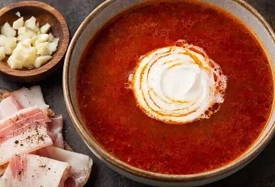 Борщ варю для иммунитета: сало и мясной бульон лучше БАДов, уверены диетологи
