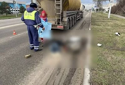 Женщина слетела с мопеда и попала под колеса грузовика в Анапе. Она погибла