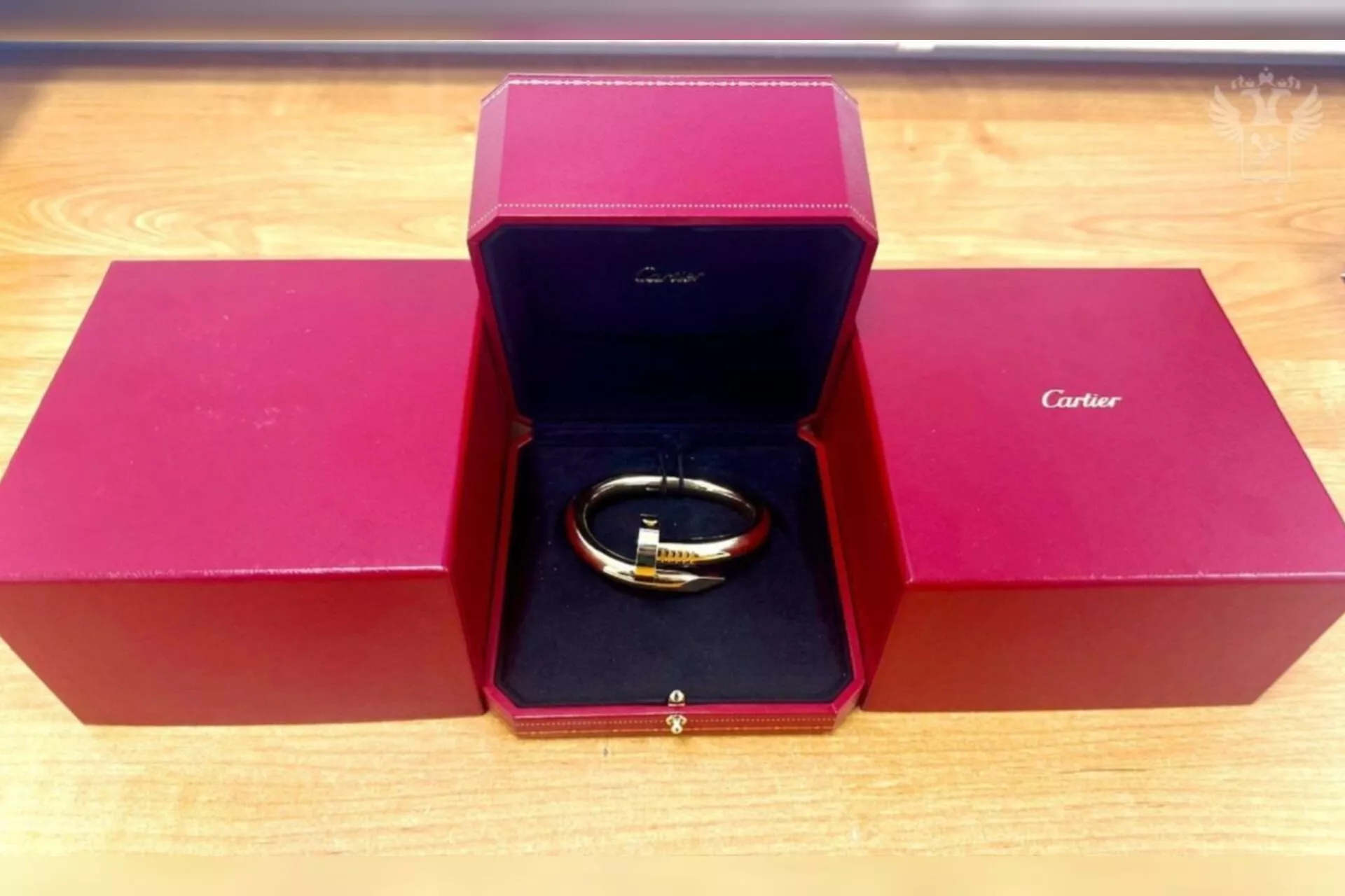 Браслет Cartier стоимостью 5 млн рублей нашли сочинские таможенники в сумке пассажирки из Дубая 