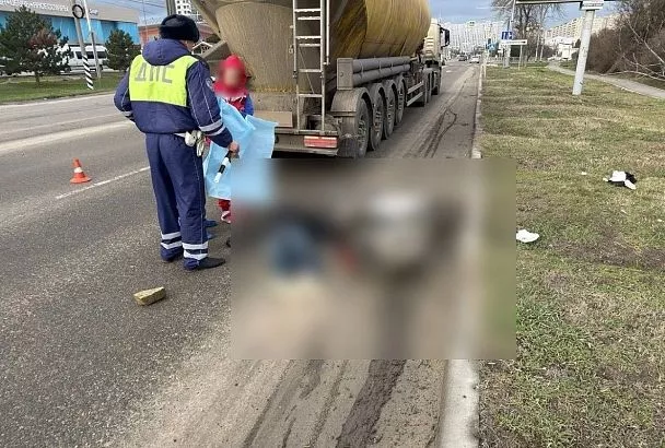 Женщина слетела с мопеда и попала под колеса грузовика в Анапе. Она погибла