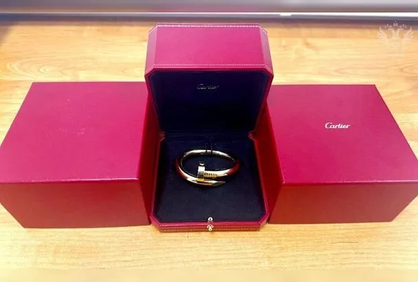 Браслет Cartier стоимостью 5 млн рублей нашли сочинские таможенники в сумке пассажирки из Дубая 