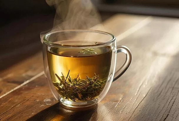 Что пить при тревоге, стрессе и апатии: 3 рецепта травяных чаев, которые я готовлю сама