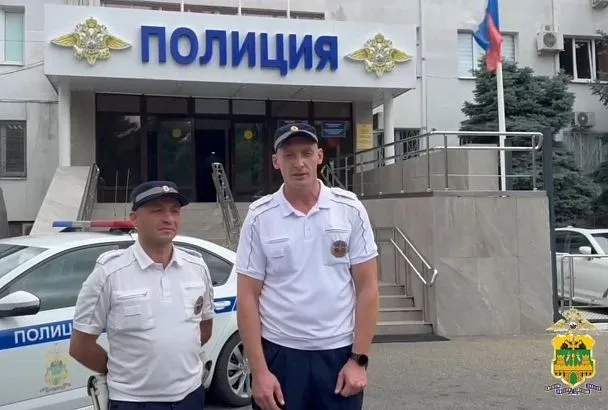 В Геленджике маленькую девочку с ожогом автоинспекторы оперативно доставили в больницу 
